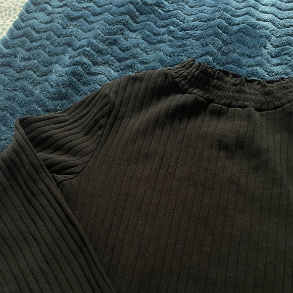black turtleneck with detail on the collar - Picture 3 of 4